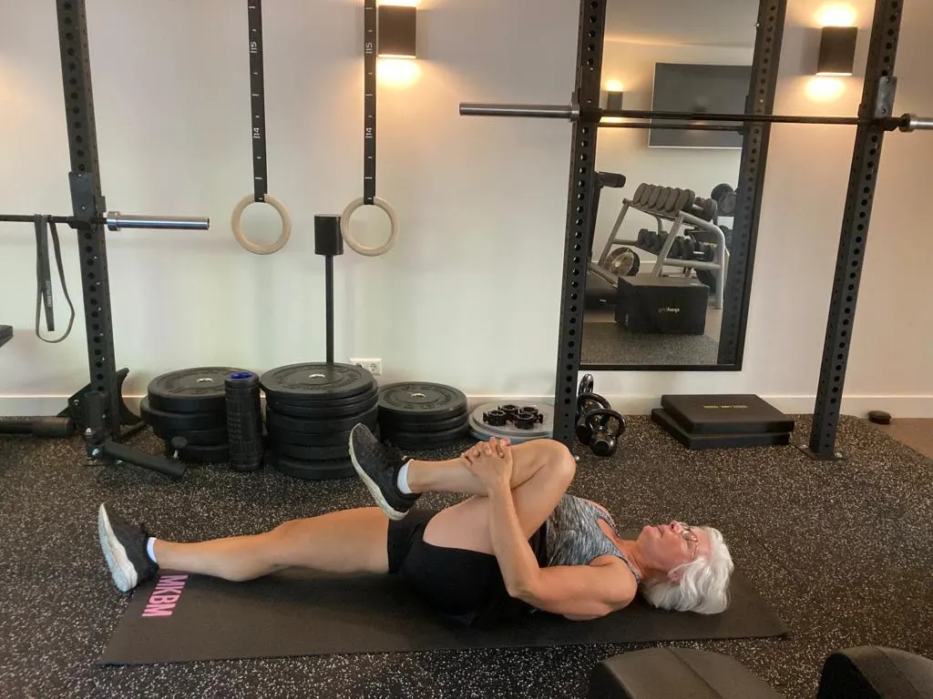 Rustige sportschool overdag met rek, ringen en halters