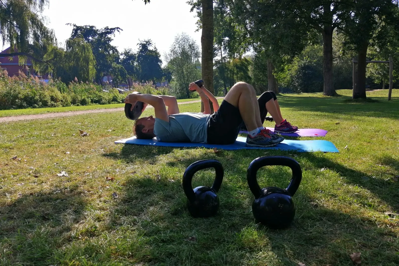Personal training met kettlebells in het park